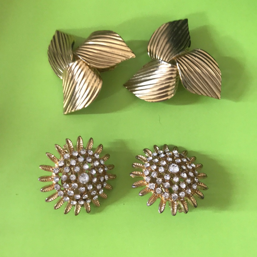 Vintage clip on earrings from 70’s-90’s era ☀️ 🐚.